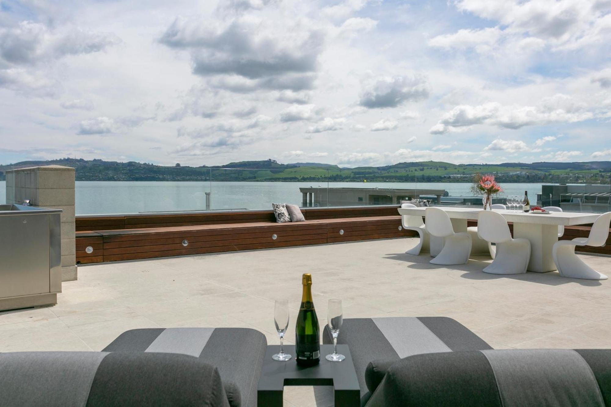 Sacred Waters Taupo Lejlighedshotel Eksteriør billede The rooftop terrace