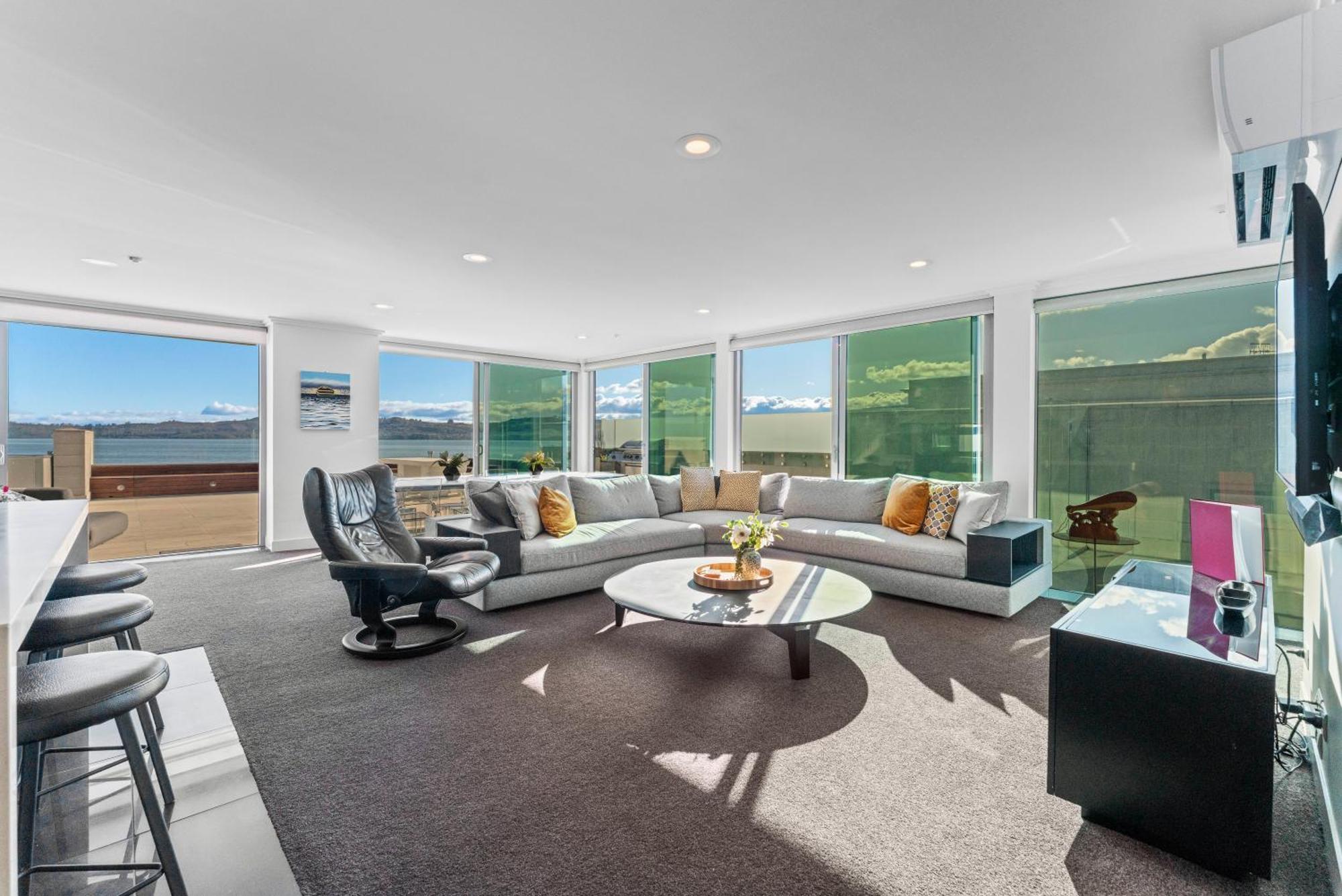 Sacred Waters Taupo Lejlighedshotel Eksteriør billede The living room of a typical apartment
