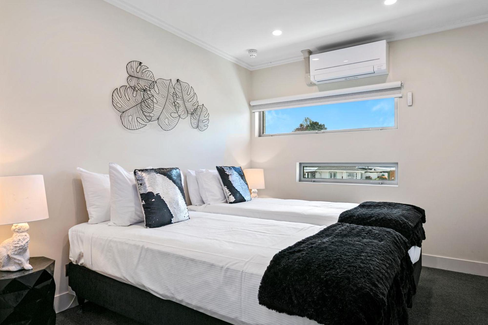 Sacred Waters Taupo Lejlighedshotel Eksteriør billede A bedroom in a serviced apartment