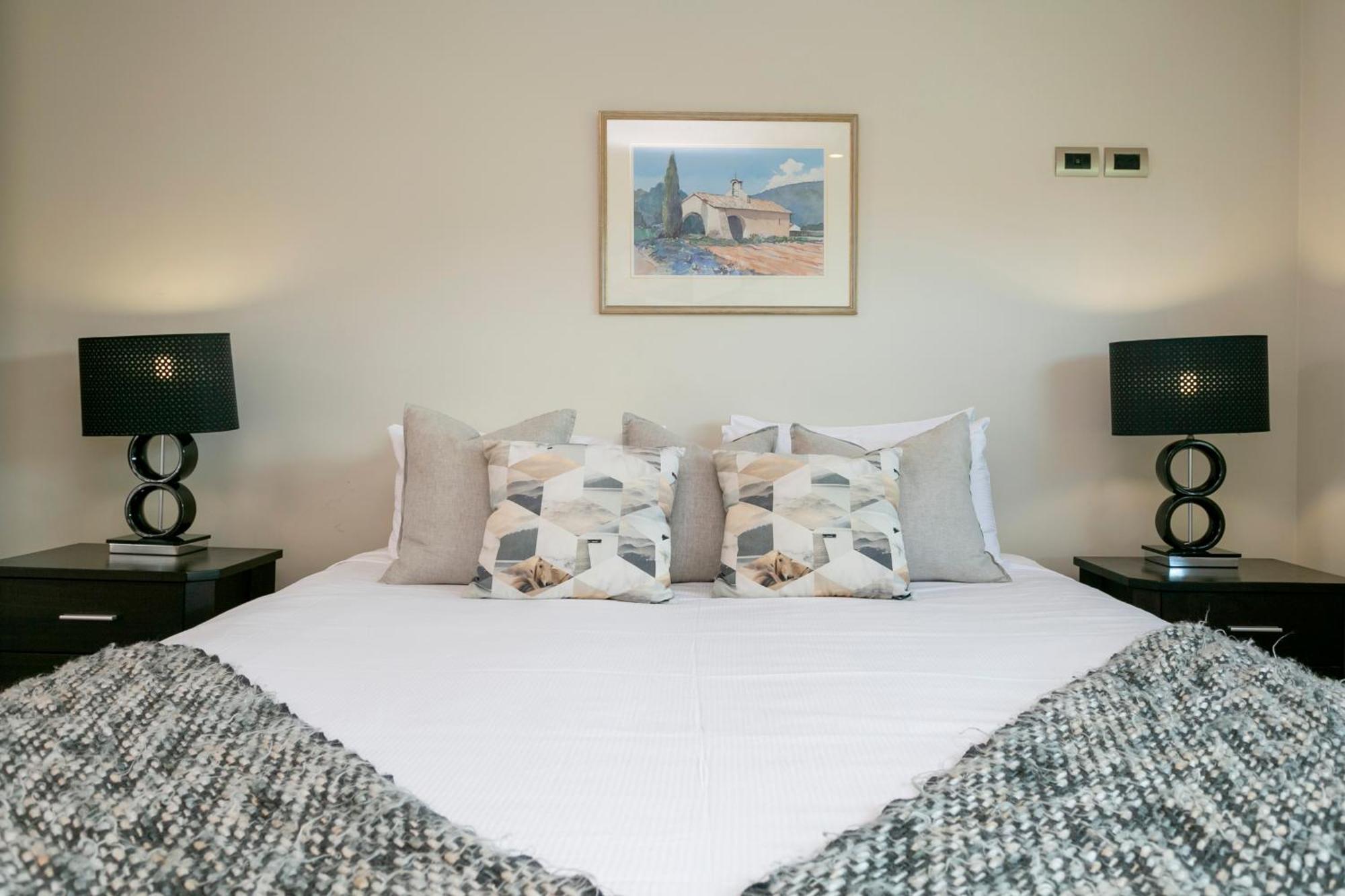 Sacred Waters Taupo Lejlighedshotel Eksteriør billede A bed with a duvet