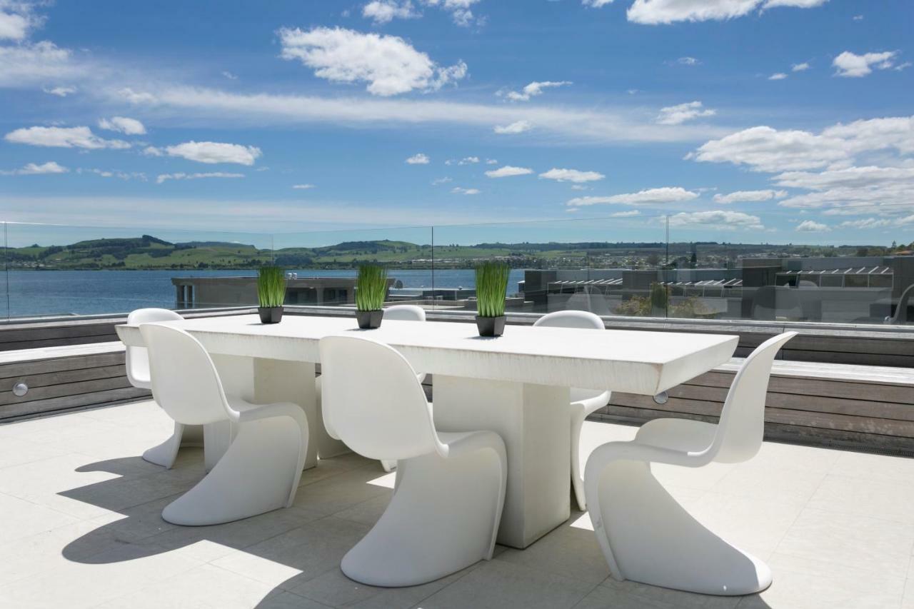 Sacred Waters Taupo Lejlighedshotel Eksteriør billede Box stacking table